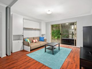 Spacious House with Balcony & Pool, Walks to Beach Guest house, Terrigal - 5