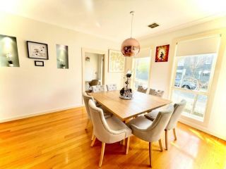 Waterside Place - Stunning 4BR Family Home in Edgewater Guest house, Melbourne - 1