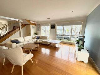 Waterside Place - Stunning 4BR Family Home in Edgewater Guest house, Melbourne - 3