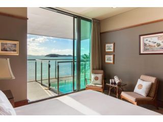 Yacht Club 19 Villa Bijou De Mer Ocean Front Private Pool 2 Buggies Guest house, Hamilton Island - 3